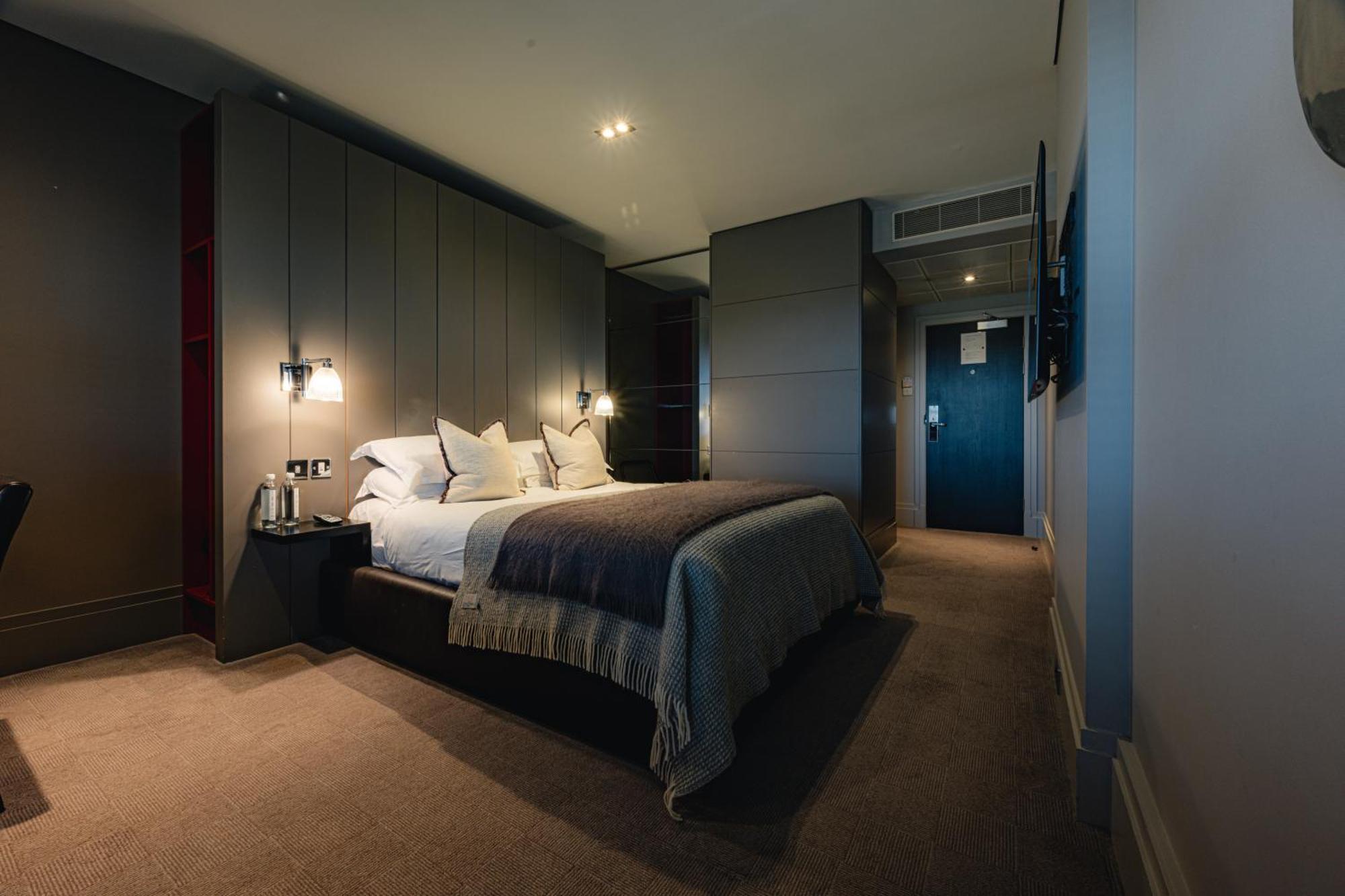 Double Room,1746857181:JPEG